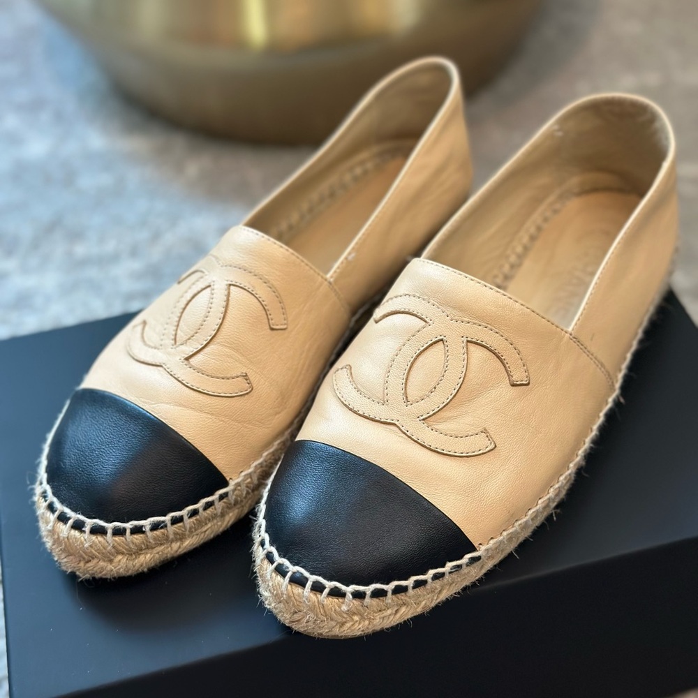 CHANEL Espadrilles Cream and Black Two-Tone Design